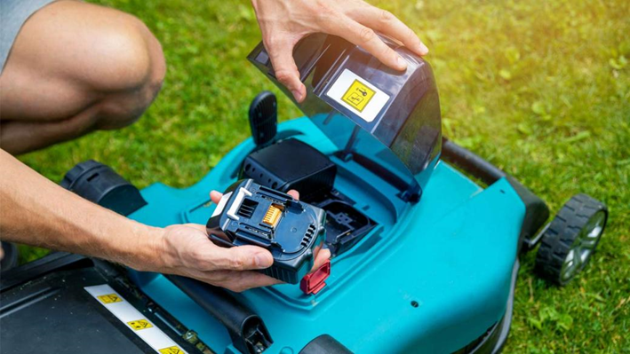 Low cost MCU assisted battery pack system to achieve powerful functions